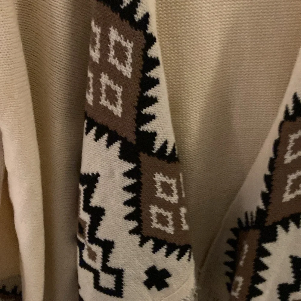 NWOT   Sweater/ shawl - Picture 2 of 5